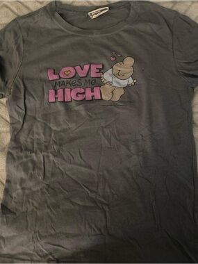 ‘Love Makes Me High' Graphic Tee - Gray & Pink